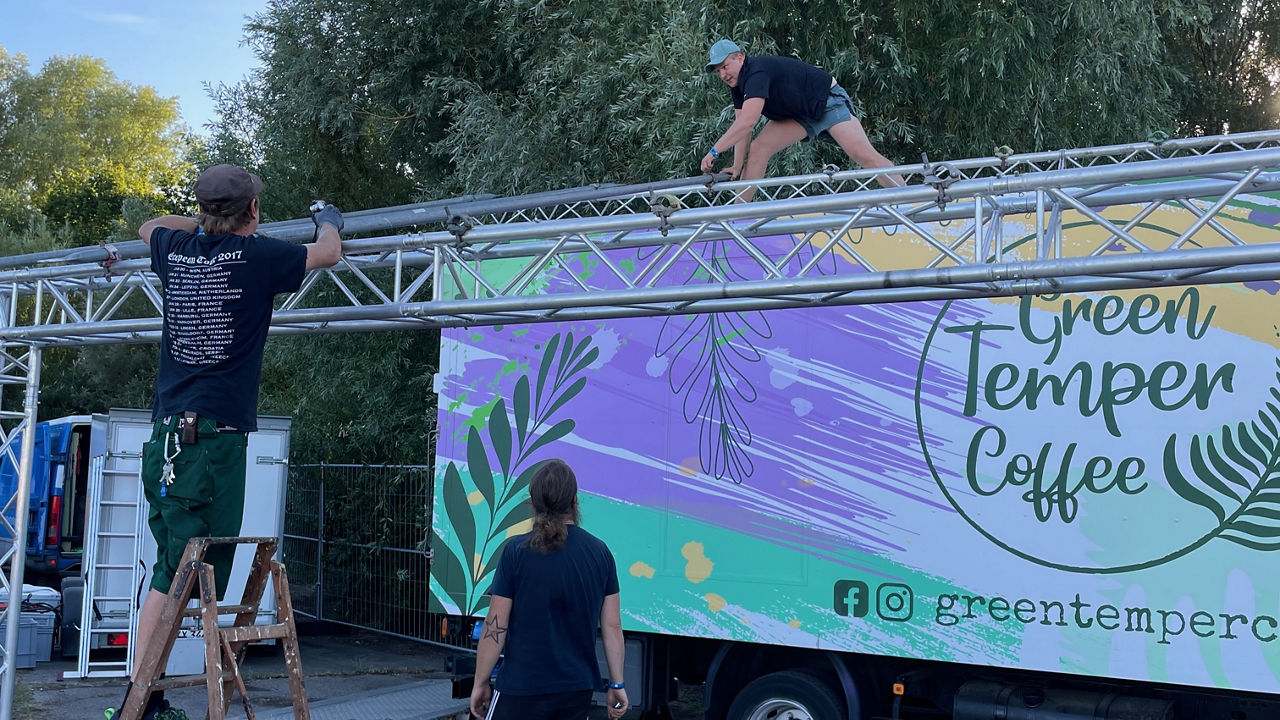 Sebastian Walenciak und sein Team von Green Temper Coffee mit ihrem bunten MAN TGL 8.180 namens Ludger verkaufen auf vielen Festival und Veranstaltungen Kaffee und Kuchenspezialitäten. Hier bauen sie gerade das Vorzelt auf.